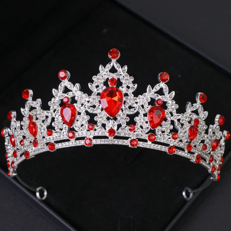 Tiara et couronne en cristal argenté scintillant avec des gemmes rouges.
