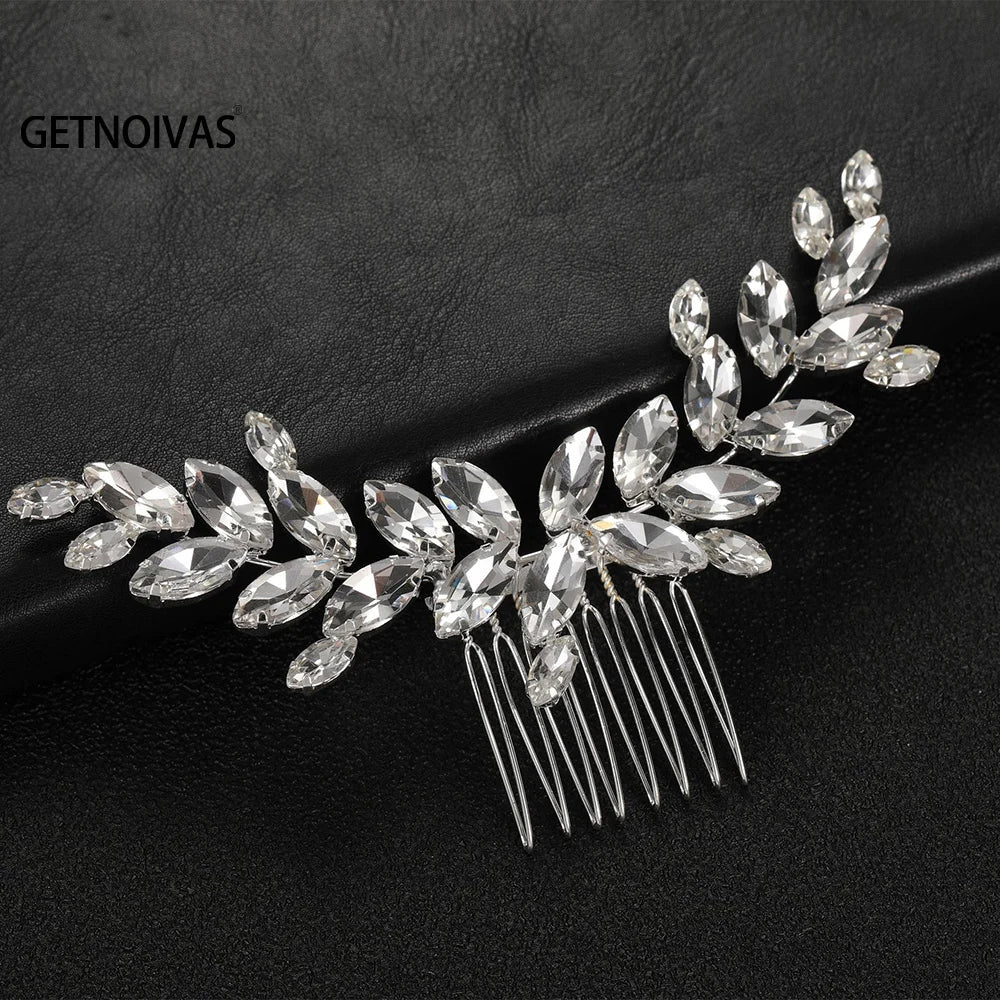 Une délicate peigne de cheveux de mariée en cristal avec des feuilles scintillantes et de fins fils.