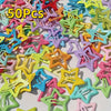 Una colorida variedad de clips de pelo en forma de estrella retro en varios colores pastel y brillantes.