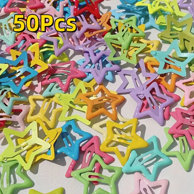 Una colorida variedad de clips de pelo en forma de estrella retro en varios colores pastel y brillantes.