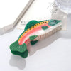 Pinza para el pelo con forma de pez de plástico colorido con tonos rosa, naranja y verde.