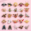Collection de broches baroques ornées en forme d'abeille et d'insectes, de diverses couleurs et matériaux.