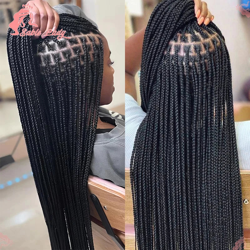 Nahaufnahme einer langen schwarzen, knotenfreien Boxbraid-Perücke, die auf den Kopf einer Person gestylt wird.