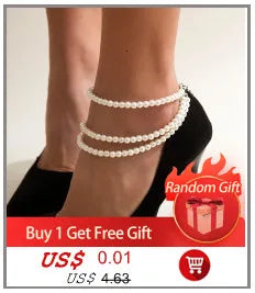 Gros plan sur la cheville d'une femme, montrant un collier de perles et une offre promotionnelle pour un cadeau aléatoire.