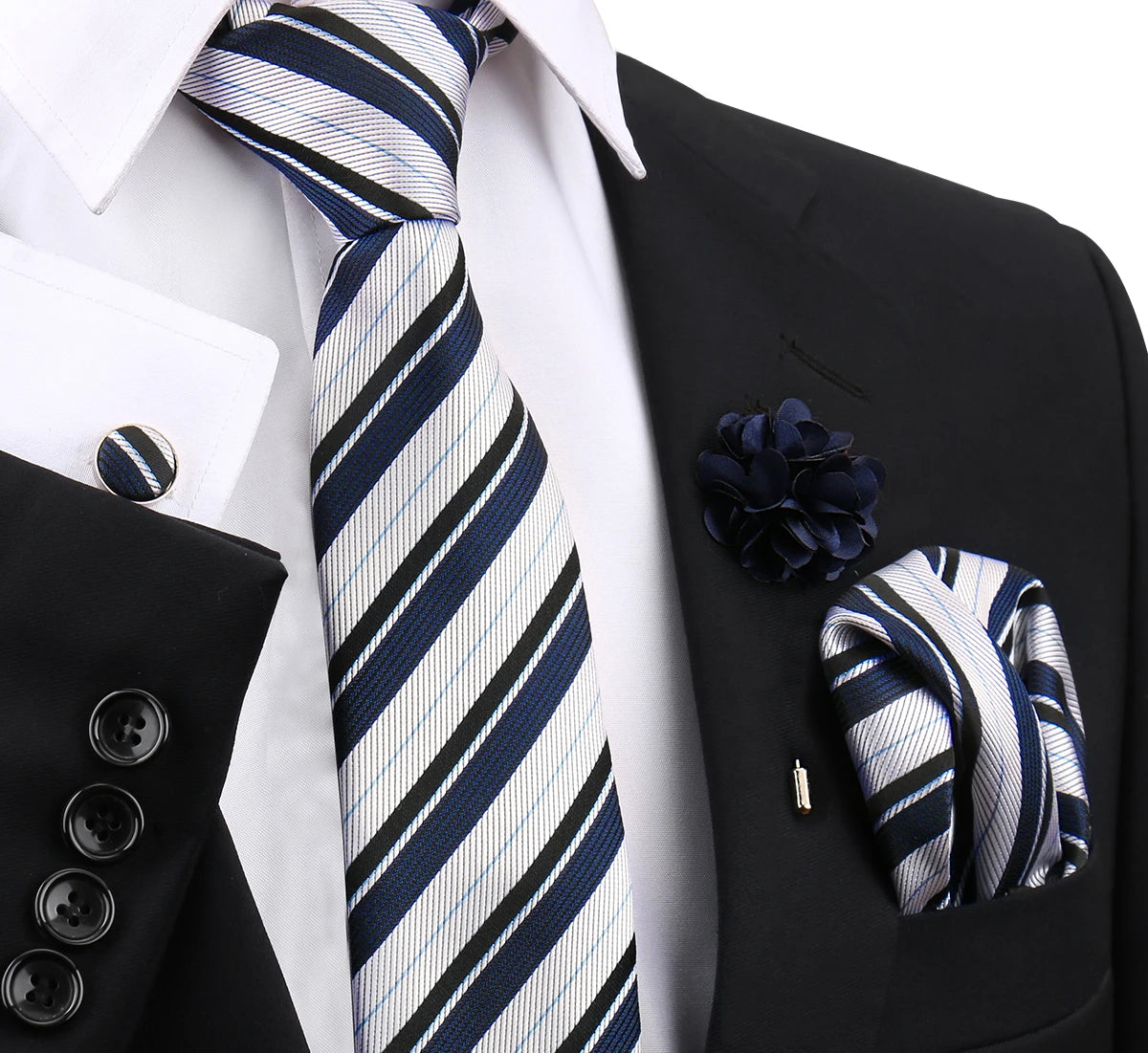 Nahaufnahme eines eleganten Herren-Krawattensets mit gestreifter blau-weiß Krawatte, weißem Hemd und dunkelblauem Blumenmuste