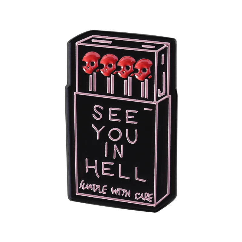 Schwarze Emaille-Anstecknadel mit Horror-Thema, Schädelfiguren und dem Text SEE YOU IN HELL.