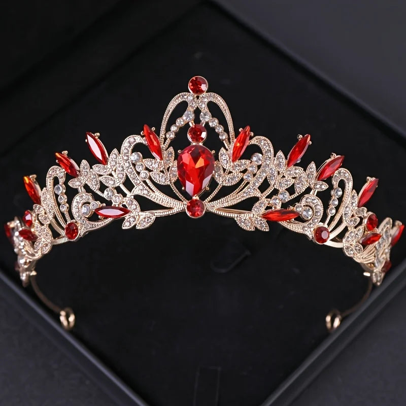 Tiare et couronne en cristal strass baroque doré avec des pierres rouges.