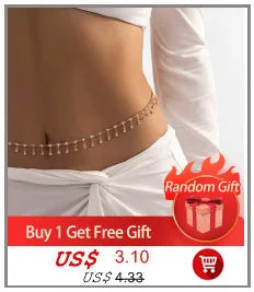 Une femme portant un délicat collier imitation perles sur son torse.