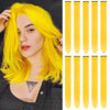 Une femme aux cheveux jaune vif montre des extensions de cheveux synthétiques colorées.