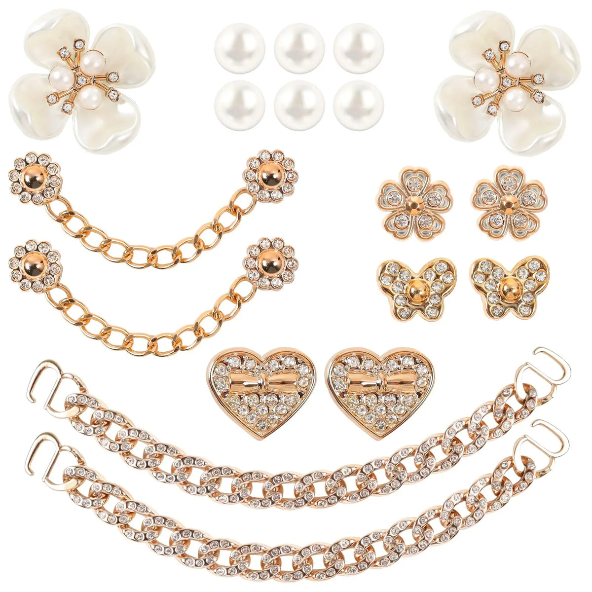 Un juego de adornos para zapatos de pedrería brillante, incluyendo flores de perla y cadenas de oro.