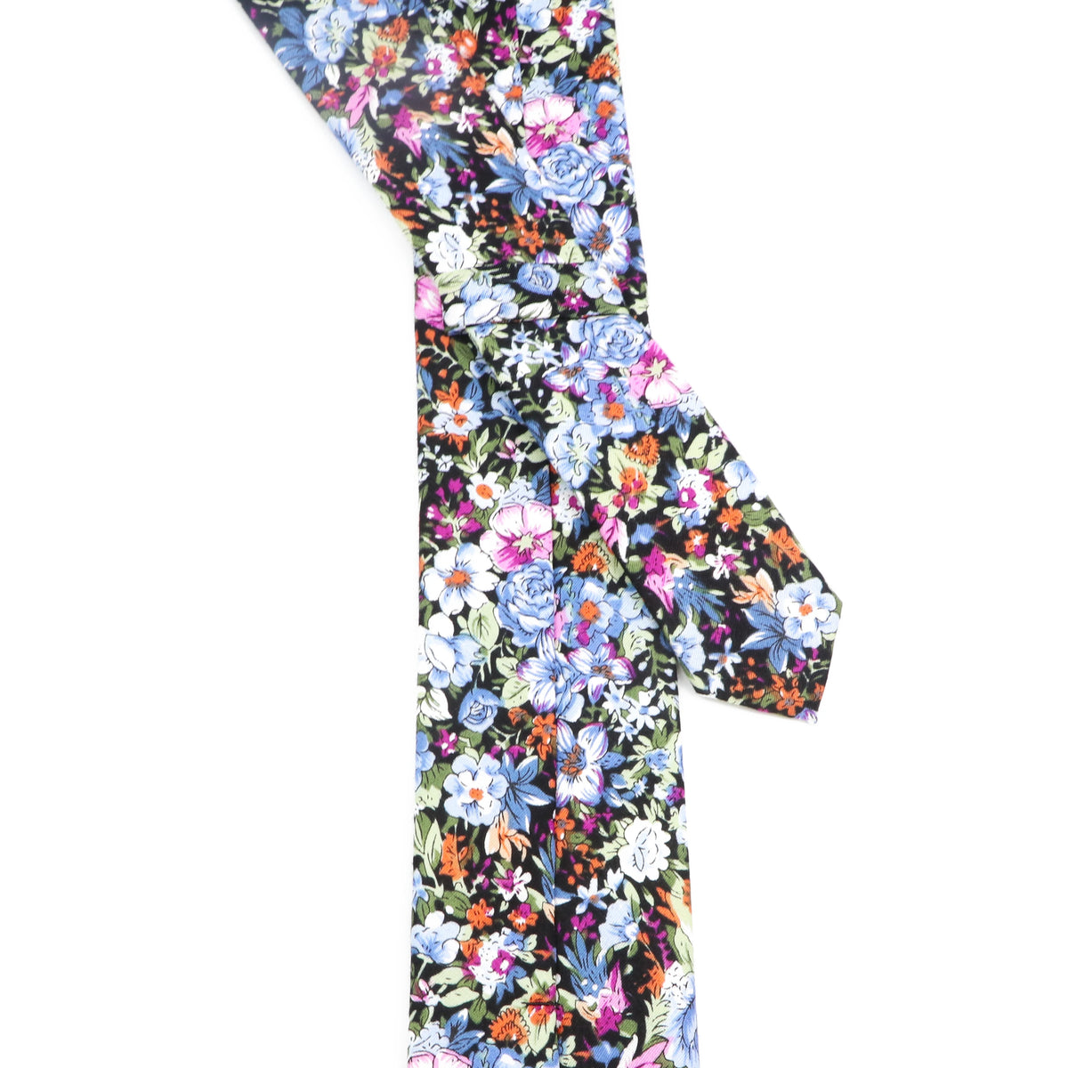 Gros plan d'une cravate en coton à imprimé floral élégante avec des fleurs bleues, roses et oranges sur fond noir.