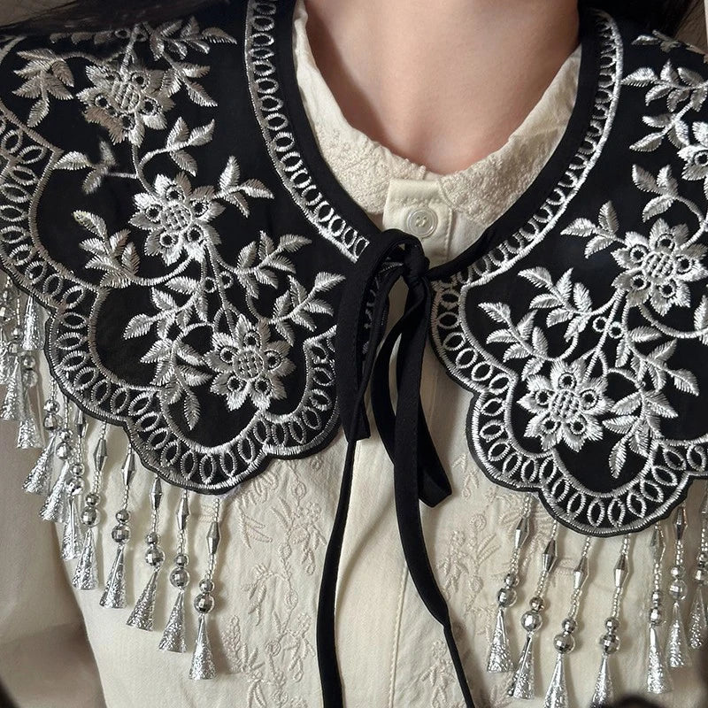 Chemise à col en dentelle noire avec broderie et franges argentées