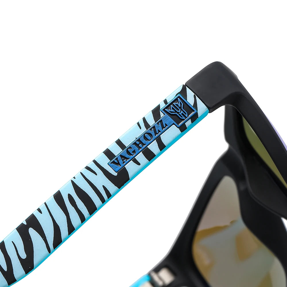 Gros plan sur le bras de lunettes noires à motif zèbre bleu et noir.