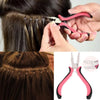 Un par de pinzas mini rosas de precisión y un abridor metálico para extensiones de cabello.