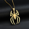 Pendentif de toile d'araignée en acier inoxydable doré présenté sur un fond sombre.