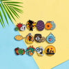 Eine Sammlung von zwölf Emailpins mit Charakteren und Themen aus der Son Goku Master Roshi-Zeichentrickserie.