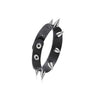 Set de bracelets en cuir noir avec des pointes et des clous décoratifs.