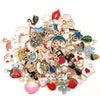 Collection de perles et charms en émail flottants pour la fabrication de bijoux, de diverses formes et couleurs.