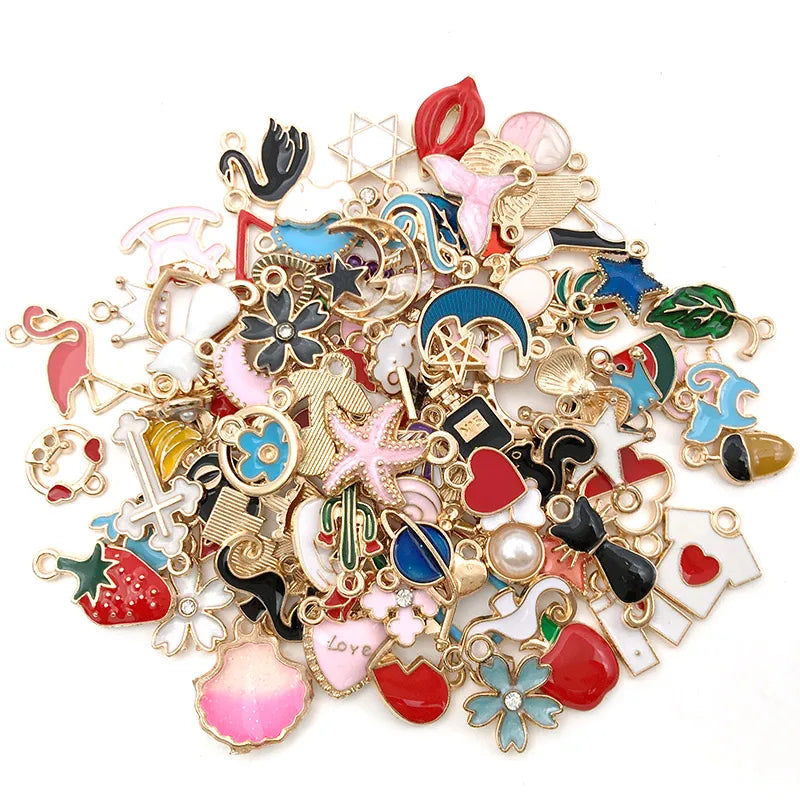 Collection de perles et charms en émail flottants pour la fabrication de bijoux, de diverses formes et couleurs.