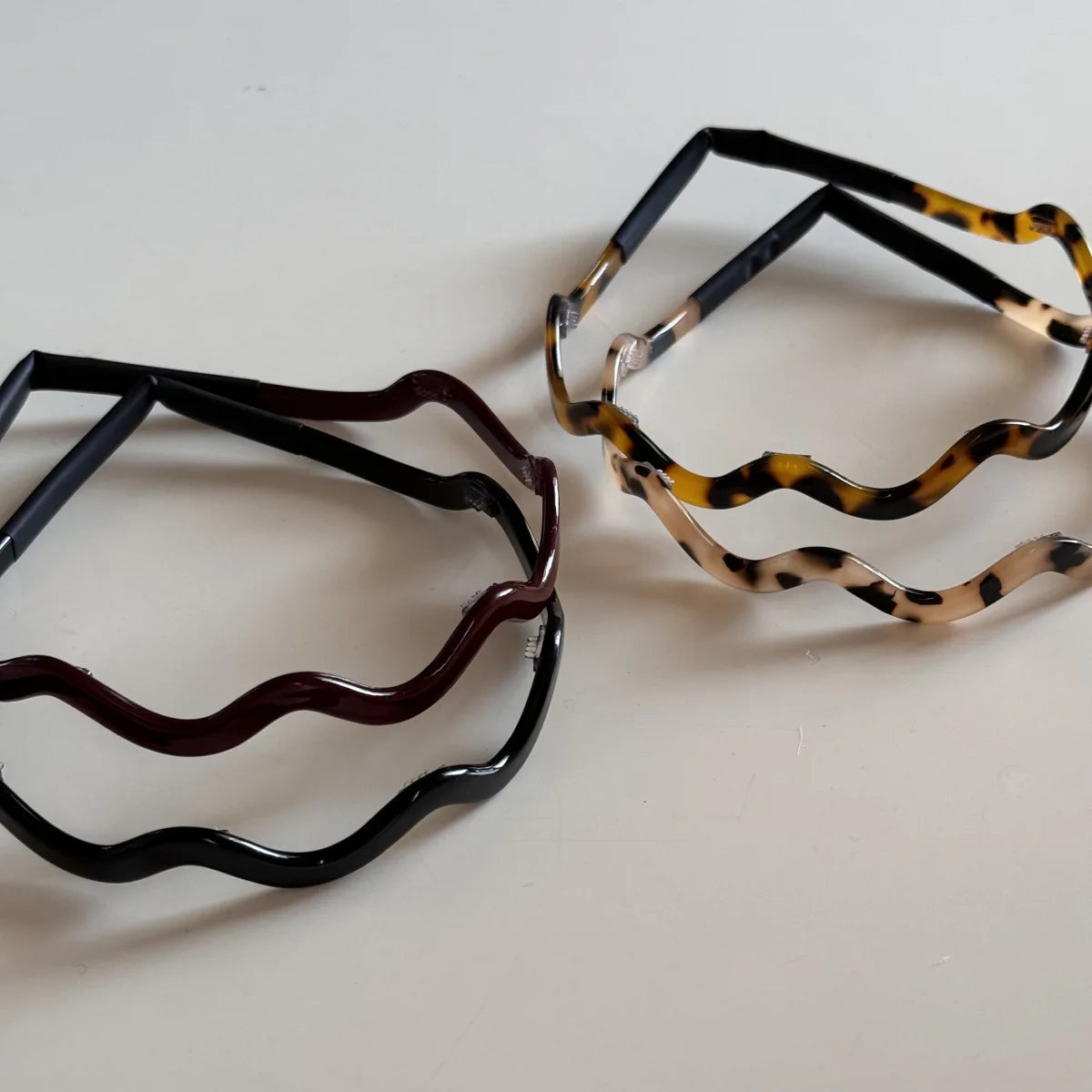 Un set de aretes para el pelo ondulados de acetato tortuga retro en negro y ámbar.