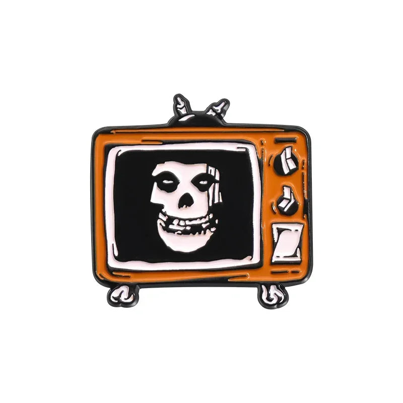 Email-Nadel mit Vintage-Fernseher und Totenkopf-Gesicht auf dem Bildschirm