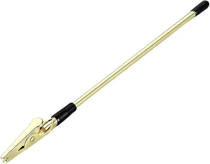 Goldfarbiges Präzisionsarmband-Werkzeug mit schwarzem Griff und Spitze.