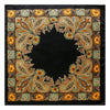 Quadratisches Stoffmuster mit filigranem Paisley-Muster in Orange-, Gold- und Olivgrüntönen auf schwarzem Hintergrund.