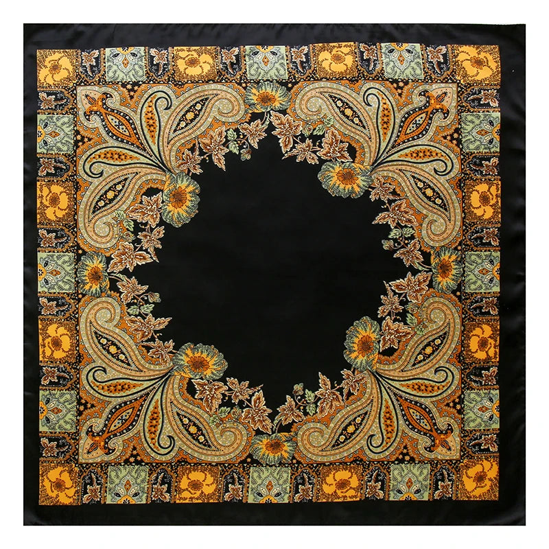 Quadratisches Stoffmuster mit filigranem Paisley-Muster in Orange-, Gold- und Olivgrüntönen auf schwarzem Hintergrund.