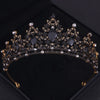 Accessoire de cheveux couronne or, avec cristaux noirs et clairs et accents dorés.