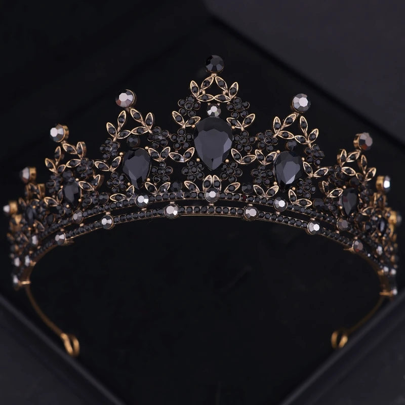 Accessoire de cheveux couronne or, avec cristaux noirs et clairs et accents dorés.