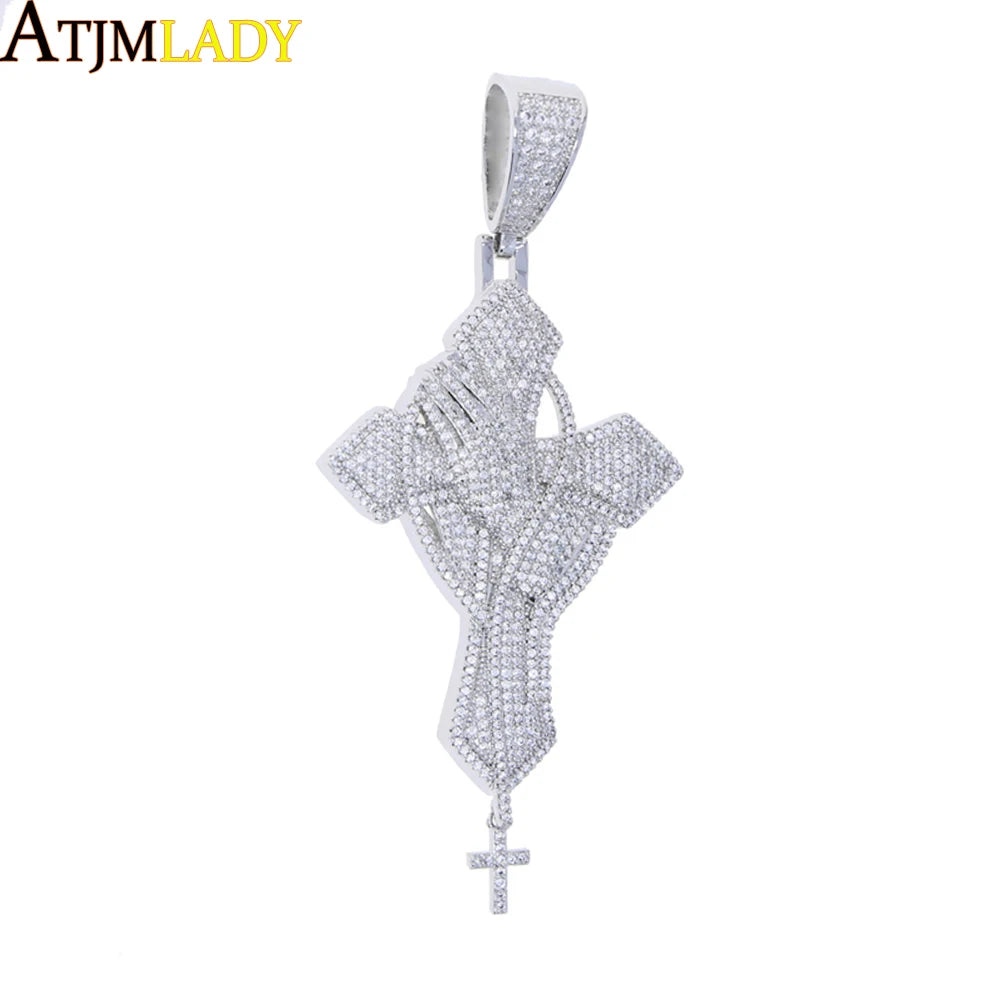 Collier pendentif en croix argenté avec motif floral détaillé et pierres taillées.