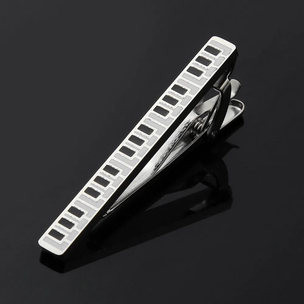 Silber-Titan-Krawattenclip mit rechteckigem Design vor dunklem Hintergrund