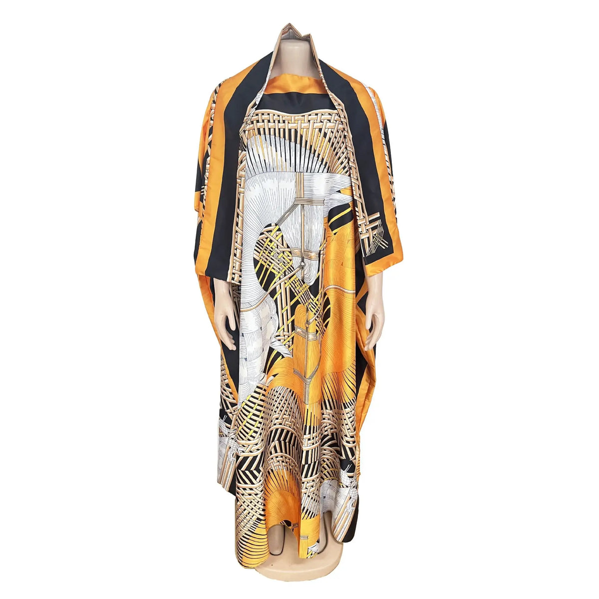 Eine Frau modelliert ein Boho-Seidenkleid mit gelben und schwarzen Mustern.