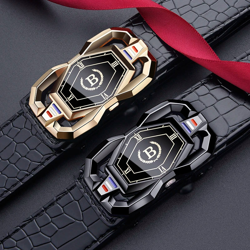 Nahaufnahme einer Herrenuhr und -Gürtel mit krokodierähnlichem Armband und gold-schwarzen Akzenten.