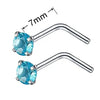 Un par de pendientes en forma de L de acero inoxidable con una medida de 7 mm