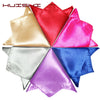 Eine Sammlung von neun Satin-Einstecktüchern in verschiedenen Schattierungen, darunter Gold, Rot, Pink, Silber, Blau und Lila