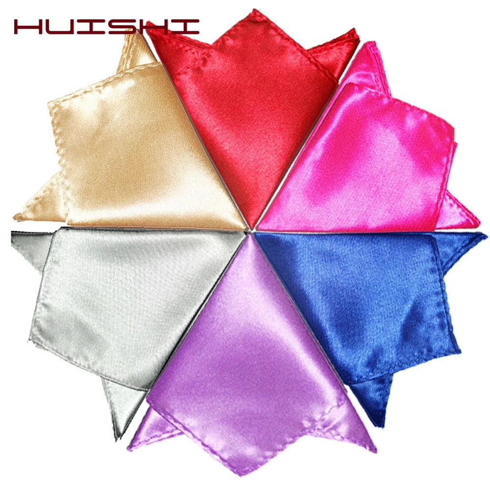 Eine Sammlung von neun Satin-Einstecktüchern in verschiedenen Schattierungen, darunter Gold, Rot, Pink, Silber, Blau und Lila