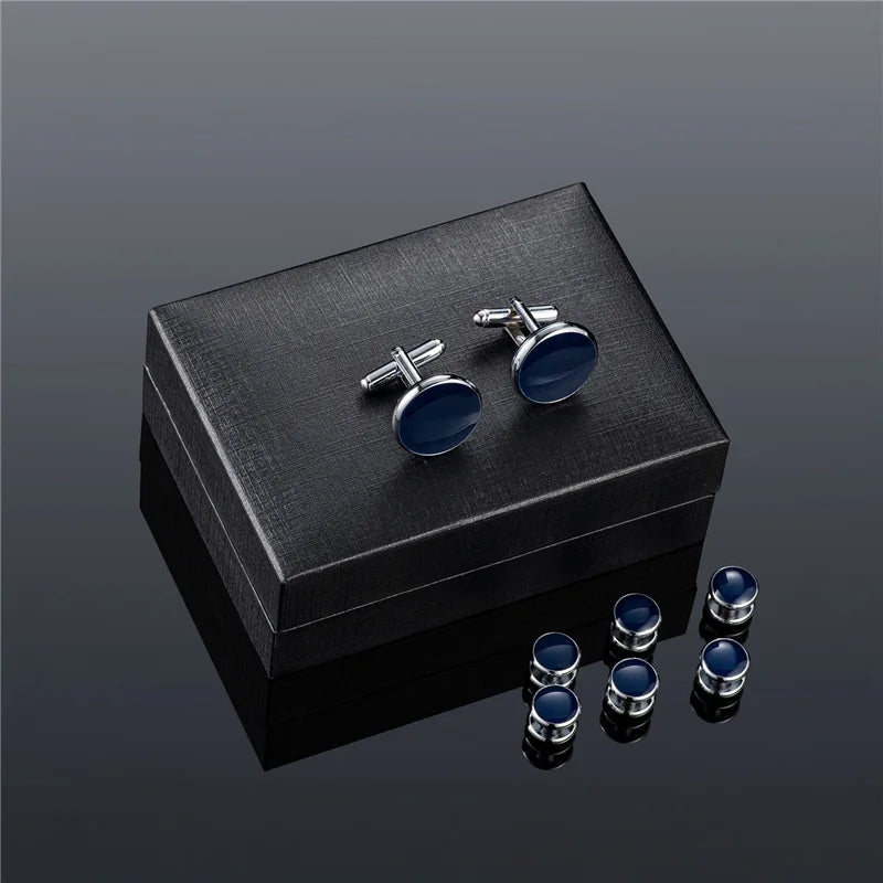 Un ensemble d'”（cufflinks et pinces de cravate élégants pour hommes, présentés dans une boîte noire.