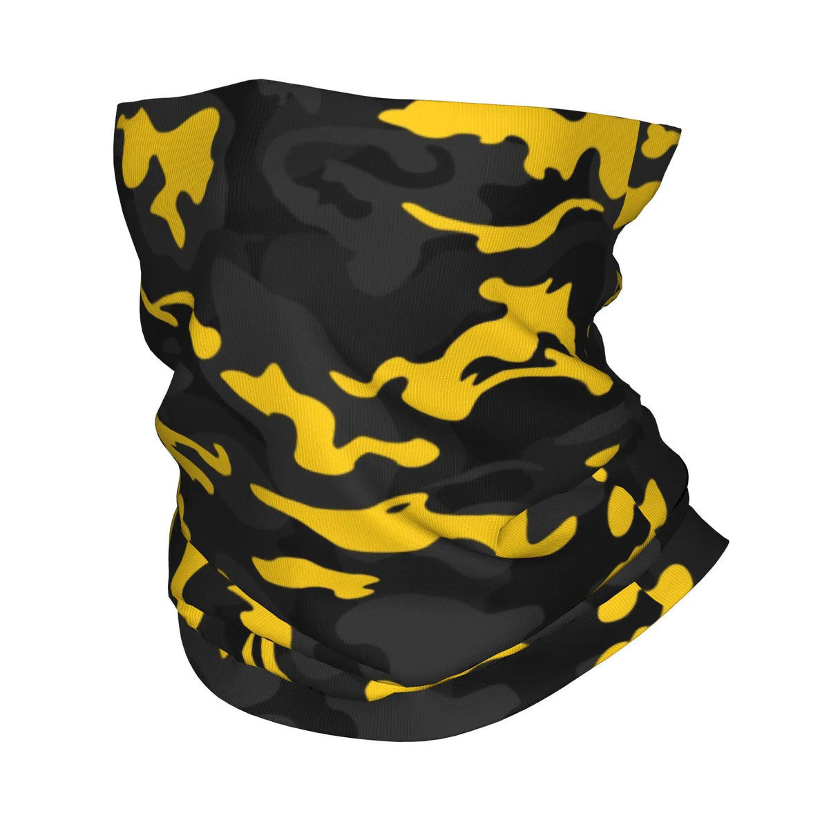 Una bufanda o pañuelo de camuflaje negro y amarillo usado alrededor del cuello.