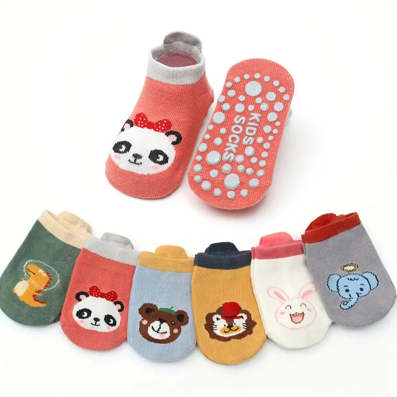 Ein Set bunter Baumwollsocken mit Cartoon-Tiermustern wie Panda, Bär und Elefant.