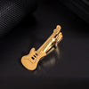 Goldfarbener Titan-Kugelknoten in Gitarrenform, auf einer dunklen Oberfläche.