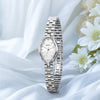 Montre-bracelet en acier inoxydable quartz Berny argentée avec cadran clair, présentée sur un tissu blanc.