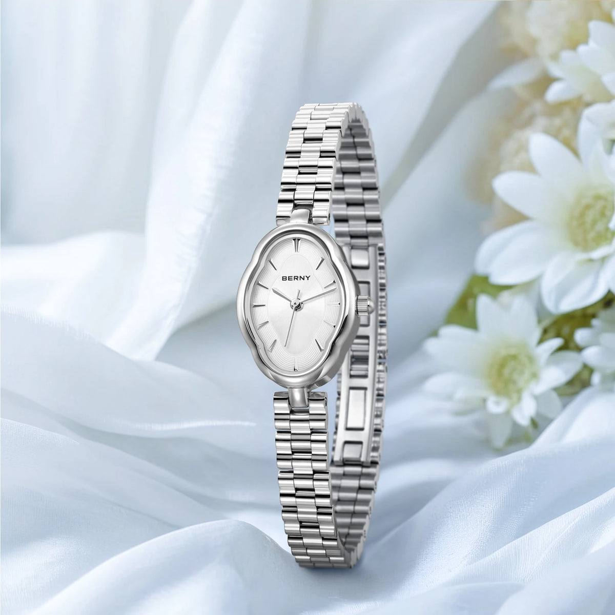 Montre-bracelet en acier inoxydable quartz Berny argentée avec cadran clair, présentée sur un tissu blanc.
