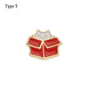 Adorno de pulsera de metal decorativo con forma de caja de regalo roja y cara de gato blanca.
