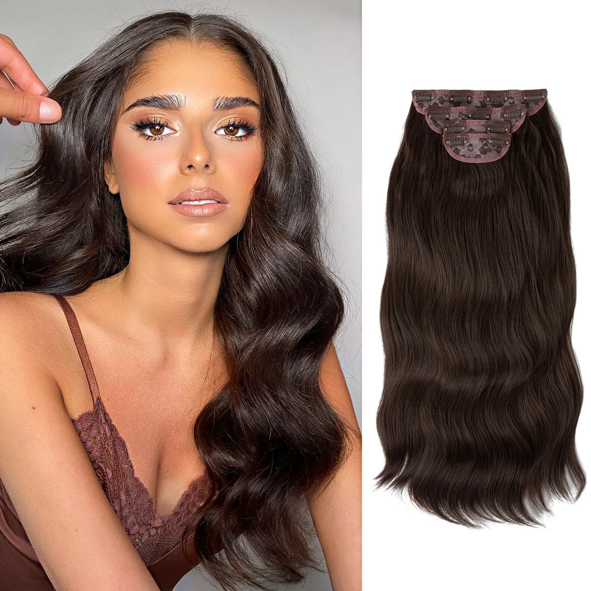Una mujer modela extensiones de cabello ondulado clip-in de 22 pulgadas en color marrón oscuro.