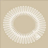 Pinces à cheveux en plastique transparentes, forme de diamant, en motif circulaire sur fond beige.