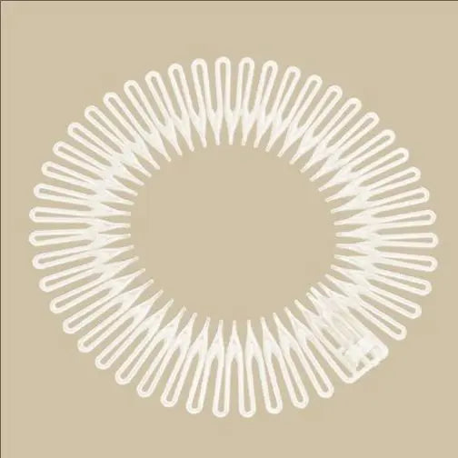 Pinces à cheveux en plastique transparentes, forme de diamant, en motif circulaire sur fond beige.