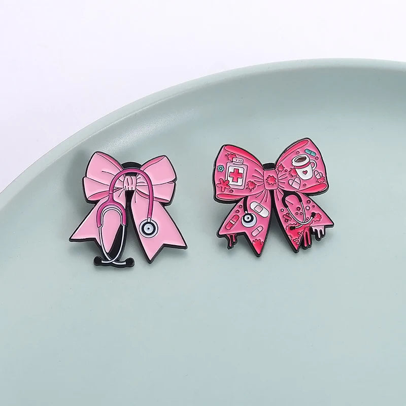 Pin de bisturí o estetoscopio con lazo rosa y diseño de cinta rosa
