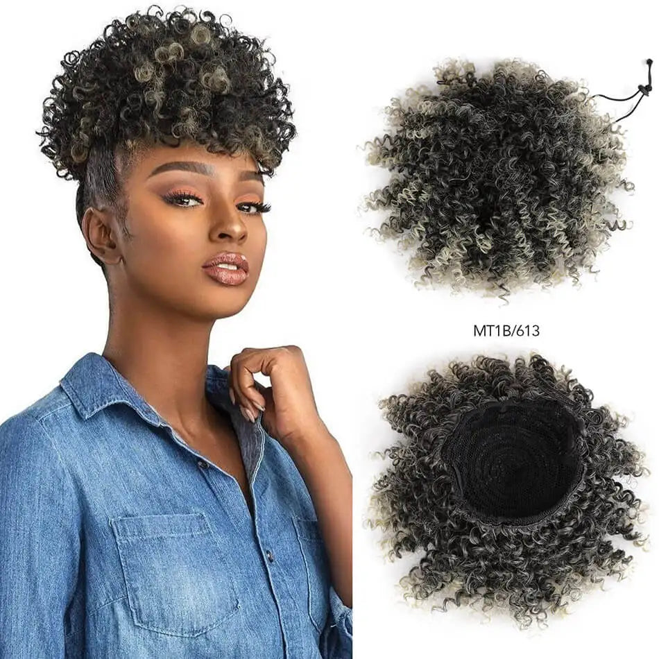 Eine Frau präsentiert eine dunkle lockige Haarverlängerung, einen Afro-Puff-Chignon, vor weißem Hintergrund.