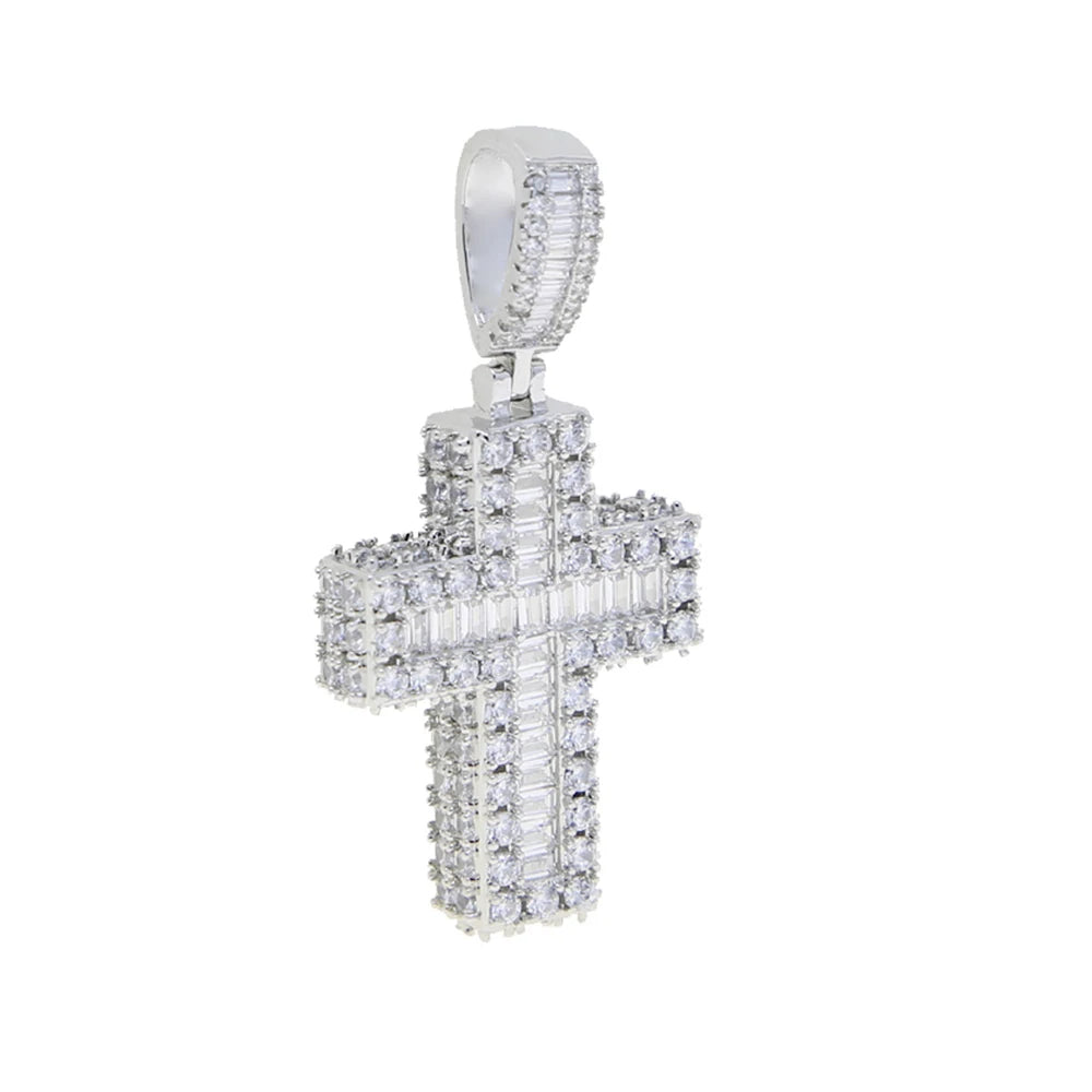 Collier pendentif croix argenté serti de diamants, design détaillé et scintillant.